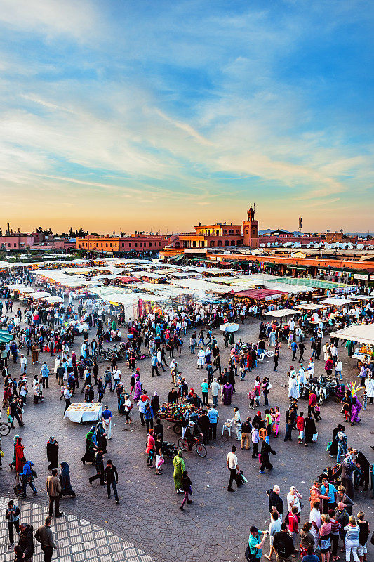 晚上Djemaa El Fna广场与库图比亚清真寺，马拉喀什，摩洛哥，北非